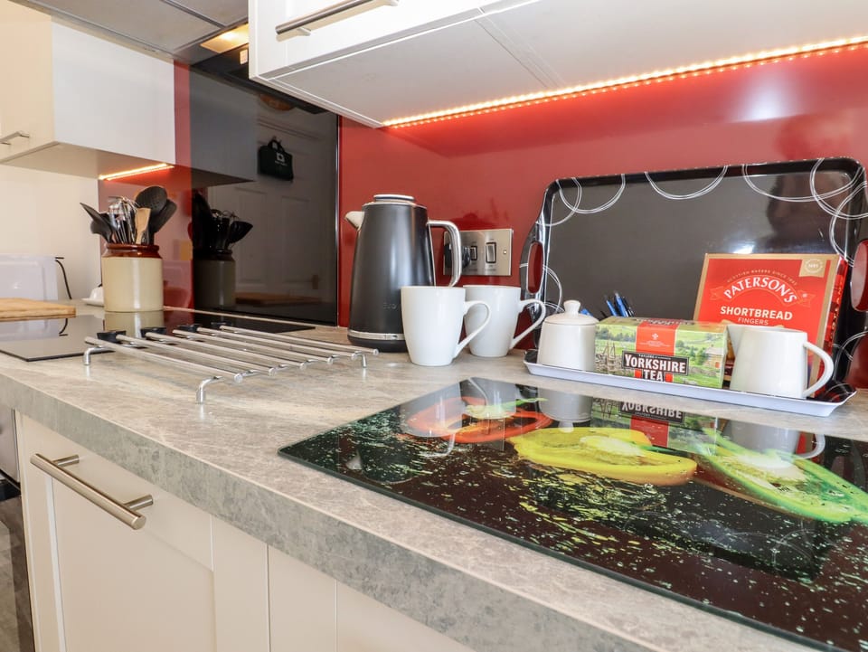 Cottage | Private kitchen | Fridge, microwave, cookware/dishes/utensils