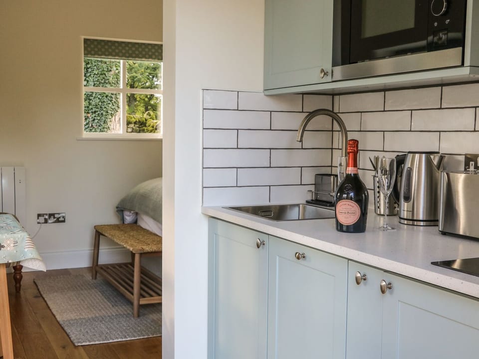 Cottage | Private kitchen | Fridge, dishwasher, cookware/dishes/utensils