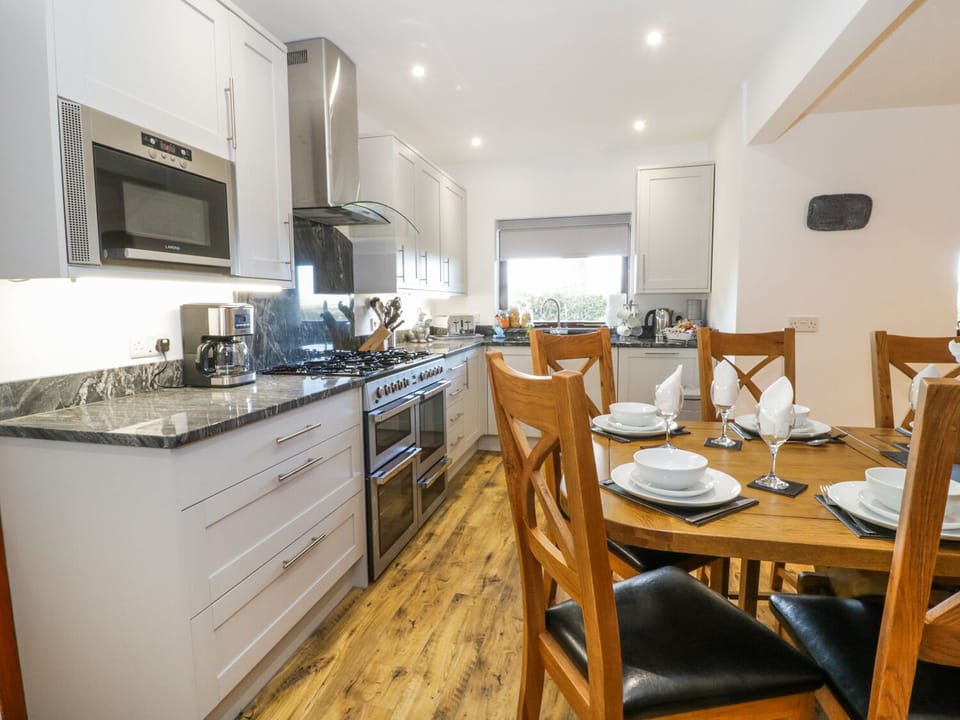 Cottage | Private kitchen | Fridge, microwave, dishwasher, electric kettle