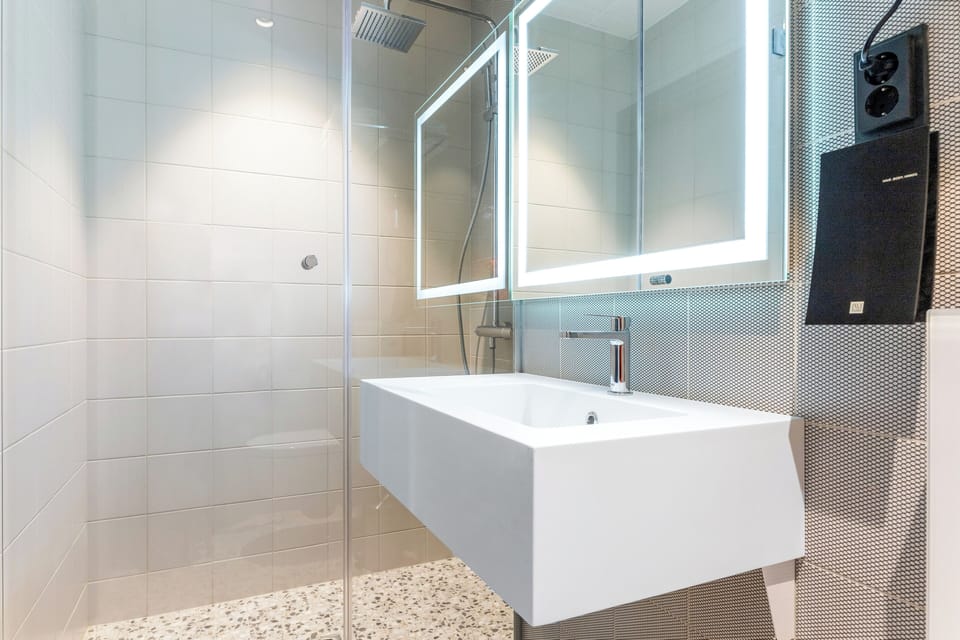 Double Room (Small Atrium) | Bathroom | Shower, hair dryer, heated floors, towels