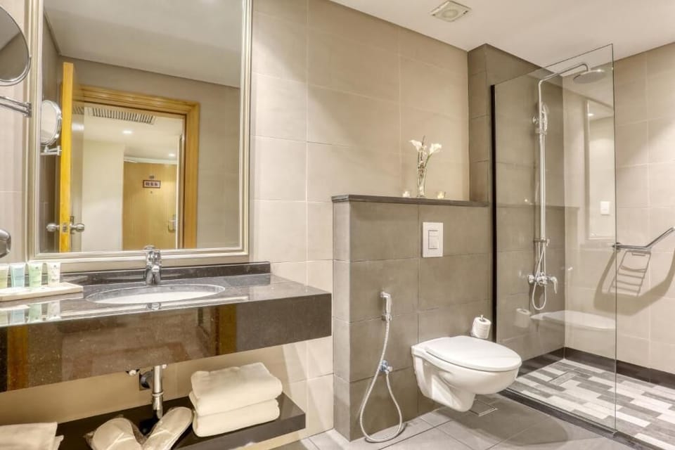 Superior Twin Room | Bathroom | Free toiletries, hair dryer, bathrobes, slippers