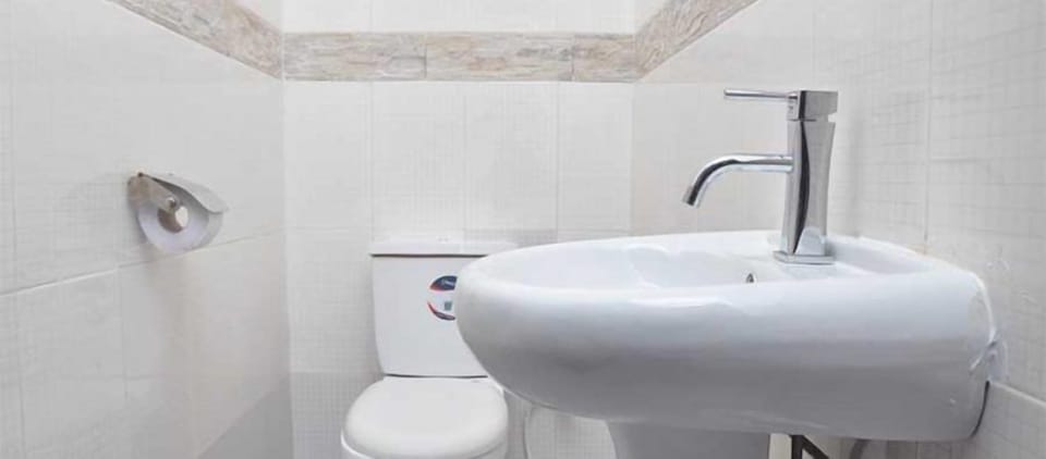 Shower, free toiletries, towels