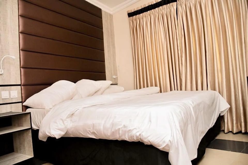 Executive Room | Individually decorated, individually furnished, desk, laptop workspace