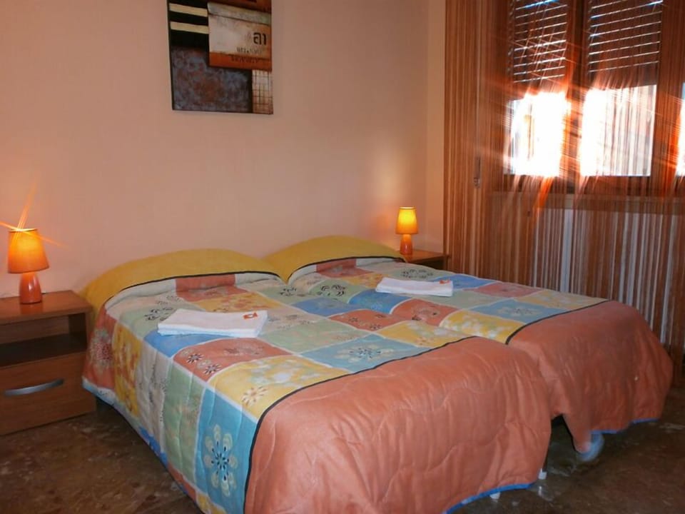 Desk, soundproofing, free WiFi, bed sheets