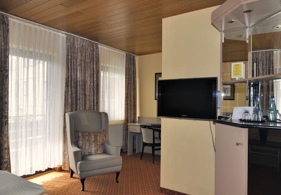 Suite | Desk, laptop workspace, cribs/infant beds, rollaway beds