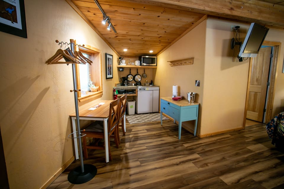 Climbing Suite | Private kitchenette | Mini-fridge, microwave, coffee/tea maker