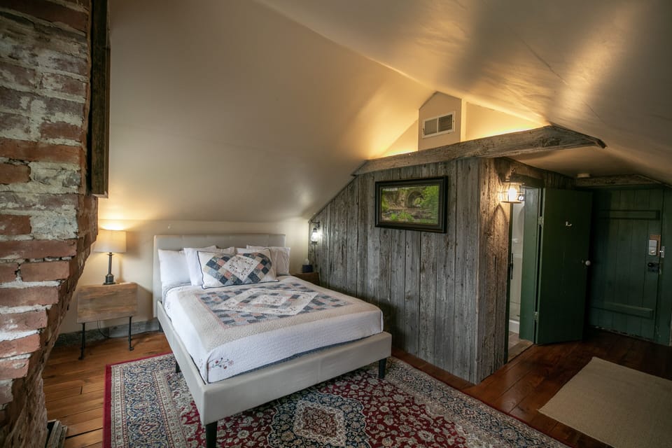 The Reimbold Room, 1 Queen Bed | Individually decorated, individually furnished, iron/ironing board