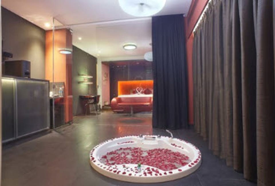 Romantic Suite | Minibar, in-room safe, soundproofing, iron/ironing board