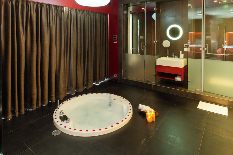 Romantic Suite | Jetted tub