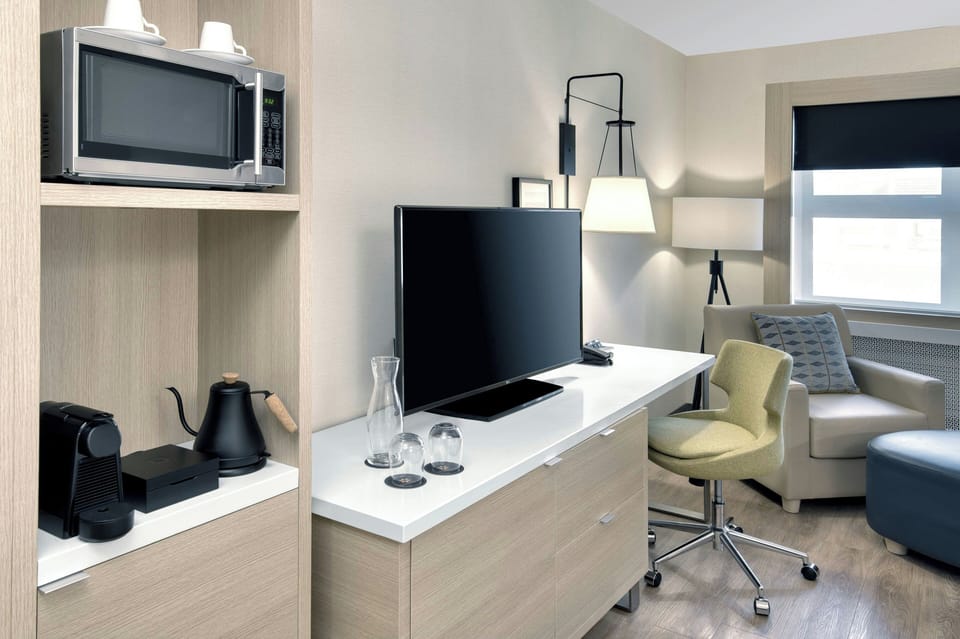 Deluxe Room, 1 King Bed with Sofa bed | Premium bedding, pillowtop beds, in-room safe, desk