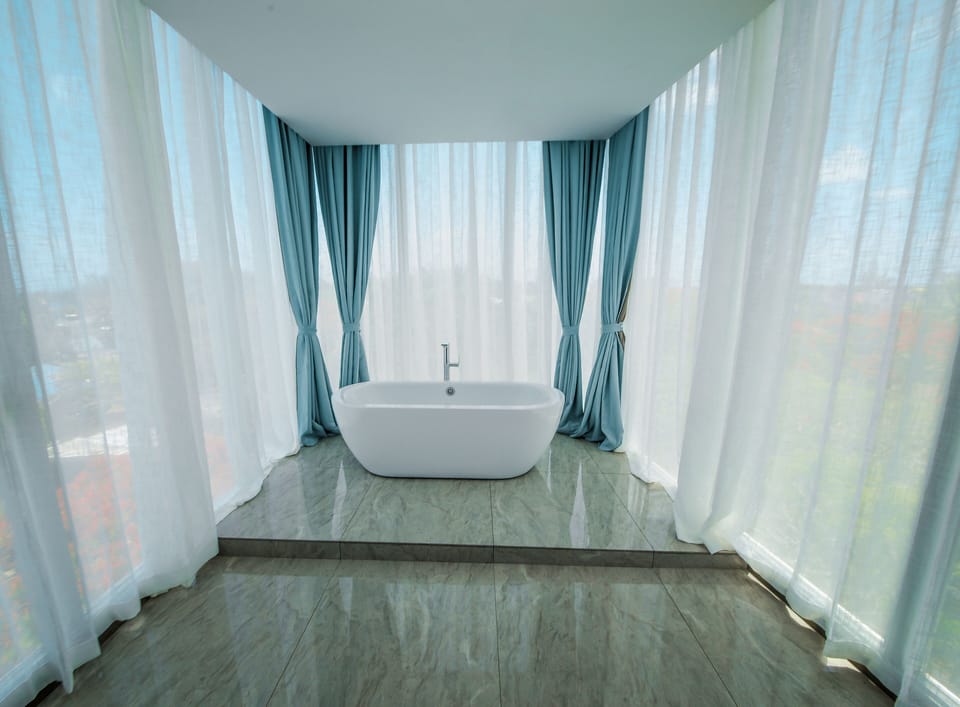 Panoramic Suite | Bathroom | Shower, rainfall showerhead, designer toiletries, hair dryer