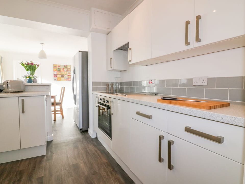 Cottage | Private kitchen | Microwave, stovetop, dishwasher, cookware/dishes/utensils