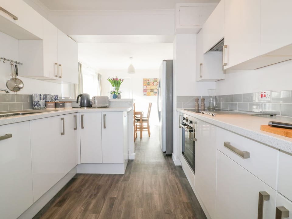 Cottage | Private kitchen | Microwave, stovetop, dishwasher, cookware/dishes/utensils