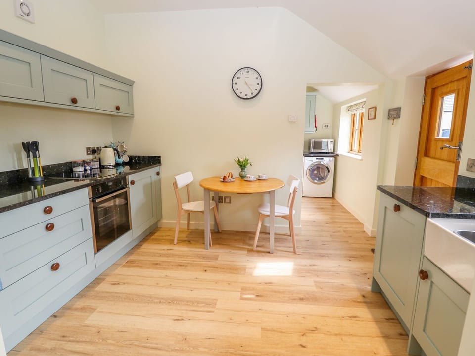 Cottage | Private kitchen | Fridge, microwave, stovetop, dishwasher