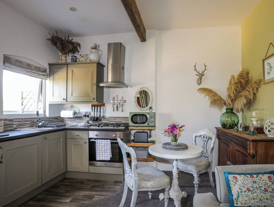 Cottage | Private kitchen | Stovetop, cookware/dishes/utensils