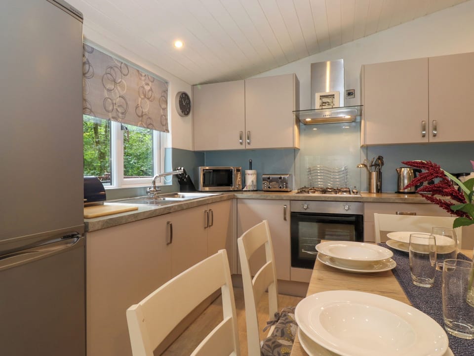 Cottage | Private kitchen | Dishwasher, cookware/dishes/utensils