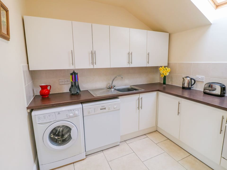 Cottage | Private kitchen | Dishwasher, cookware/dishes/utensils