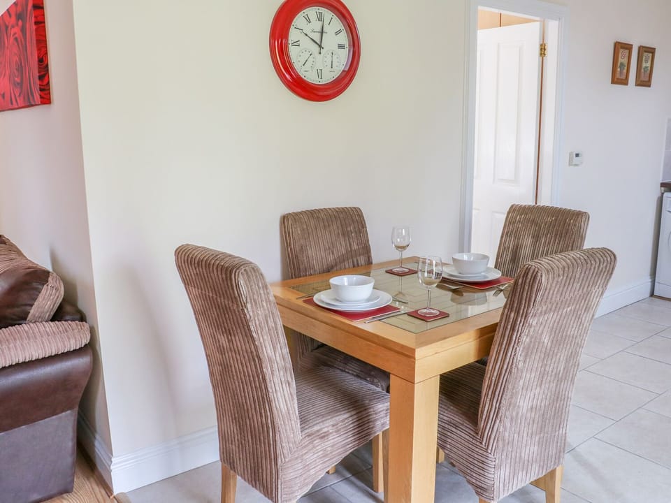 Cottage | Dining