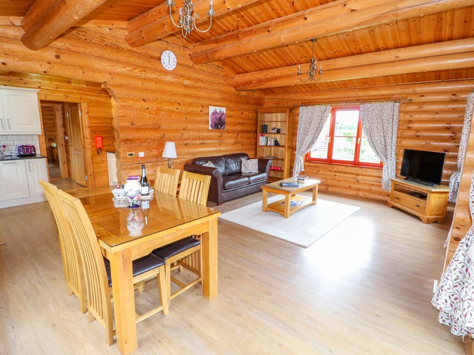 Cottage | Dining