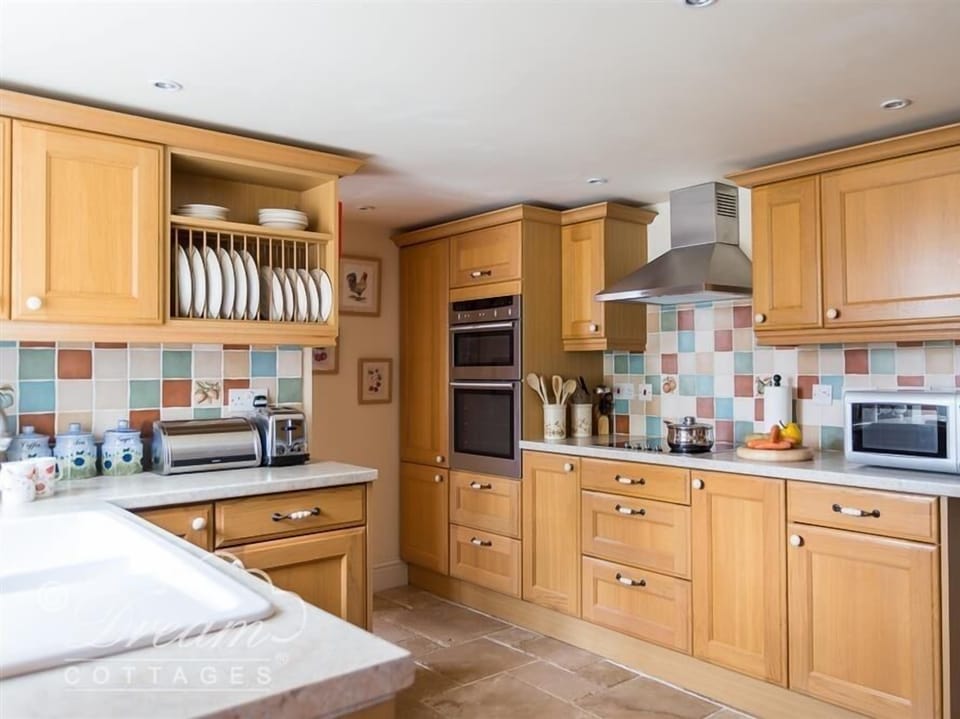 Cottage | Private kitchen | Dishwasher, cookware/dishes/utensils