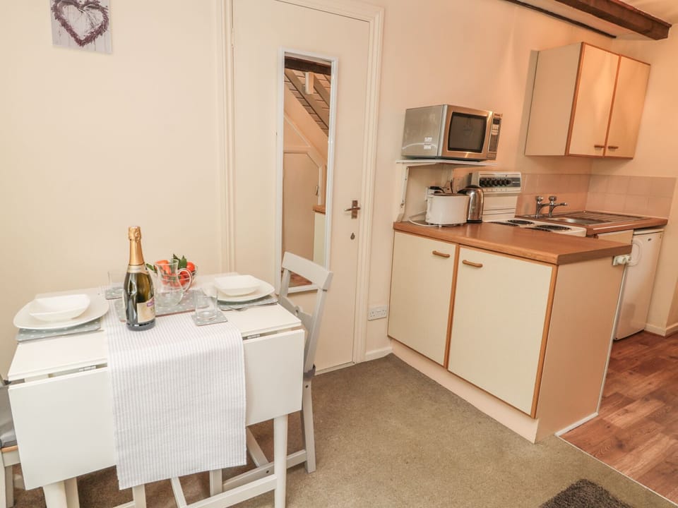 Cottage | Private kitchen | Electric kettle, cookware/dishes/utensils