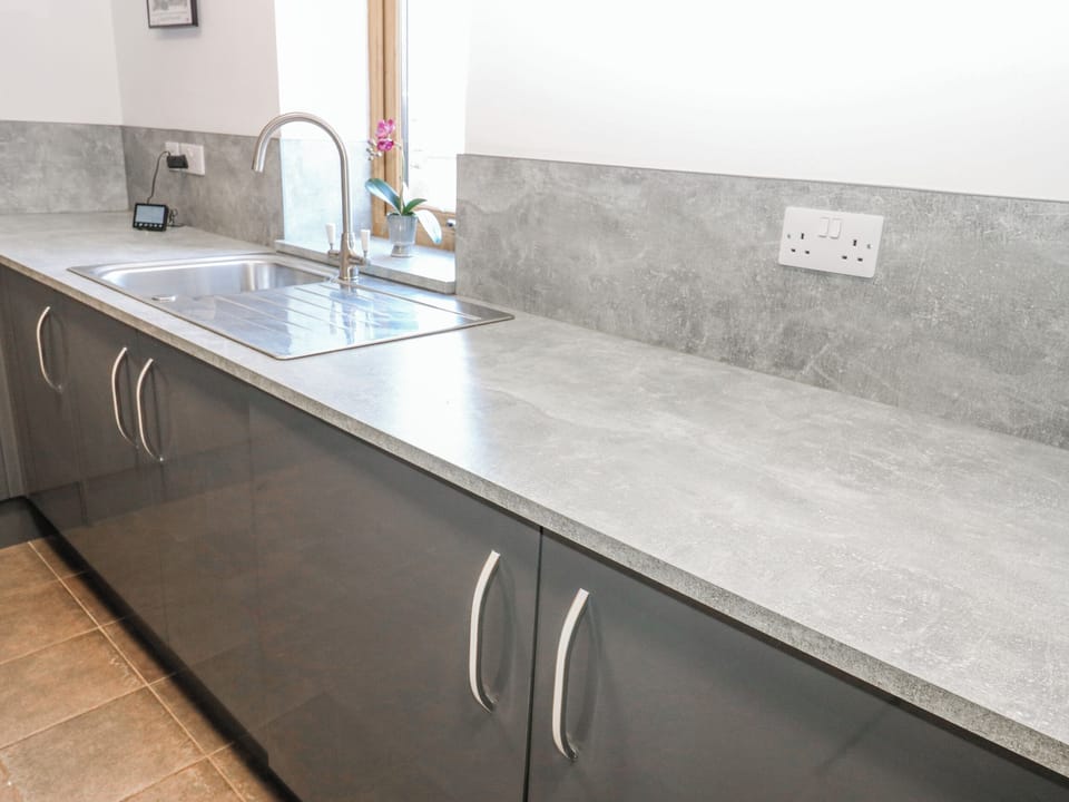 Cottage | Private kitchen | Fridge, microwave, dishwasher, highchair