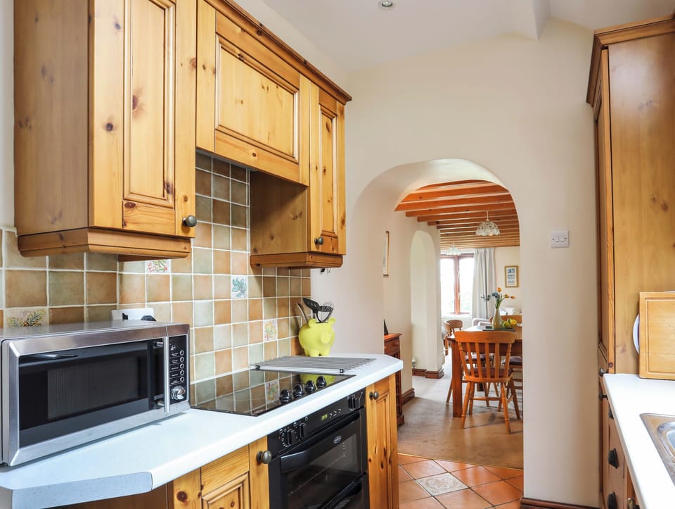 Cottage | Private kitchen | Microwave, oven, stovetop, electric kettle