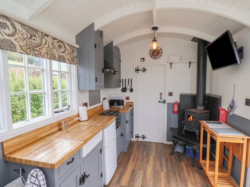 Cottage | Private kitchen | Fridge, oven, stovetop, electric kettle