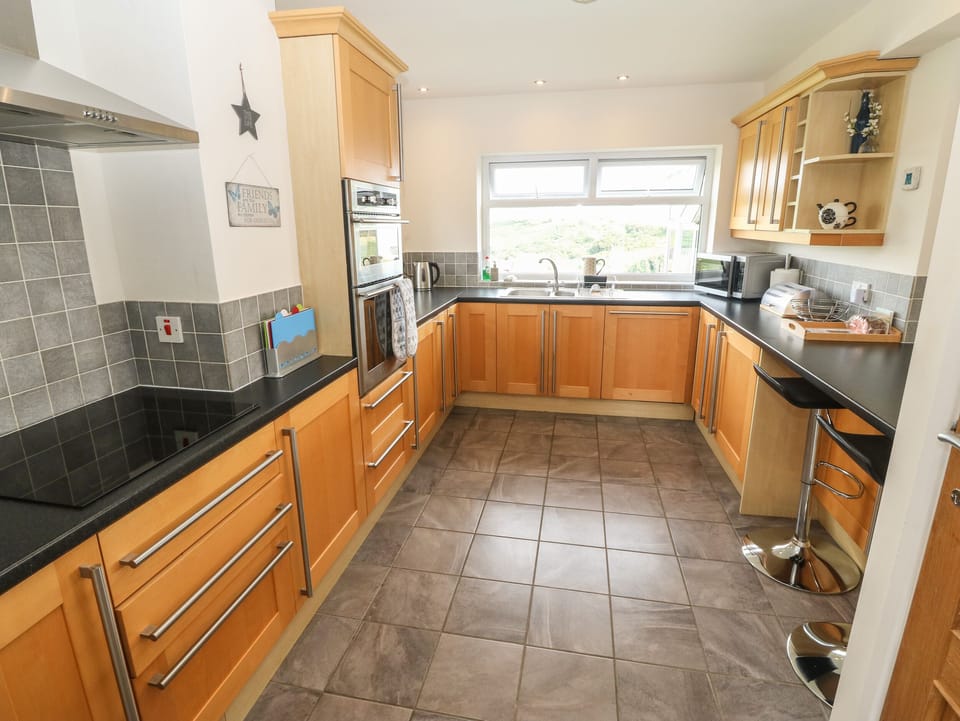 Cottage | Private kitchen | Dishwasher, cookware/dishes/utensils