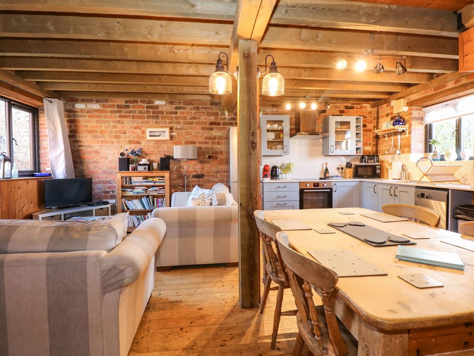 Cottage | Private kitchen | Fridge, microwave, stovetop, electric kettle