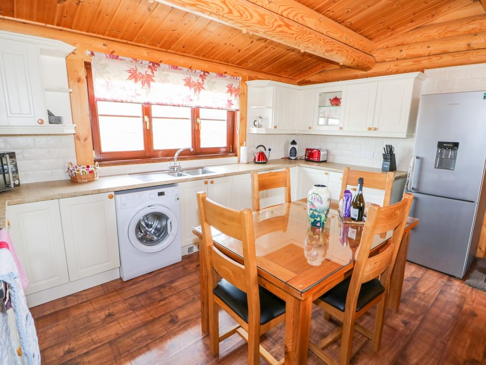 Cottage | Private kitchen | Dishwasher, highchair, cookware/dishes/utensils