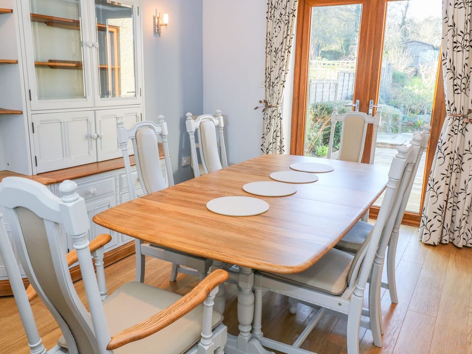 Cottage | Dining