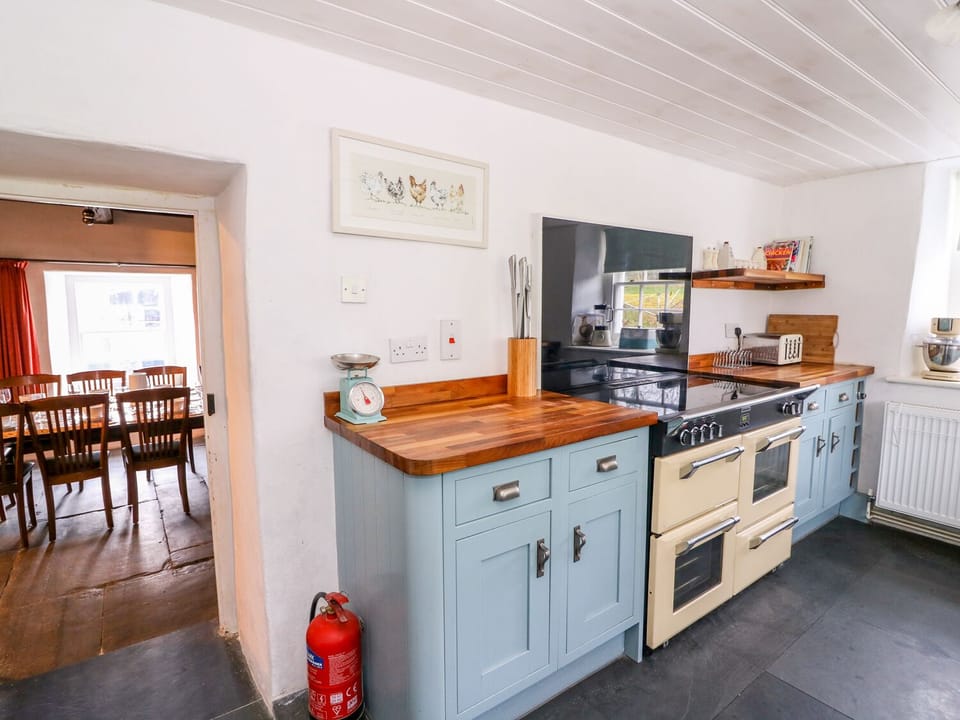 Cottage | Private kitchen | Dishwasher, cookware/dishes/utensils