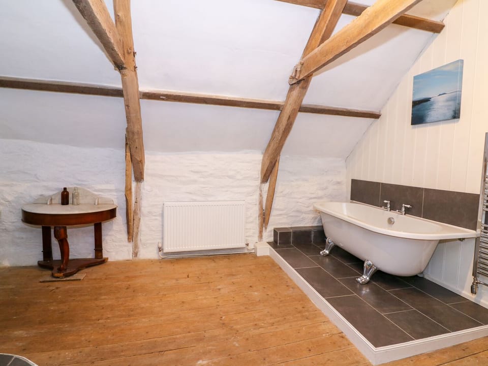 Llwyncadfor Farm Cottage in Wales