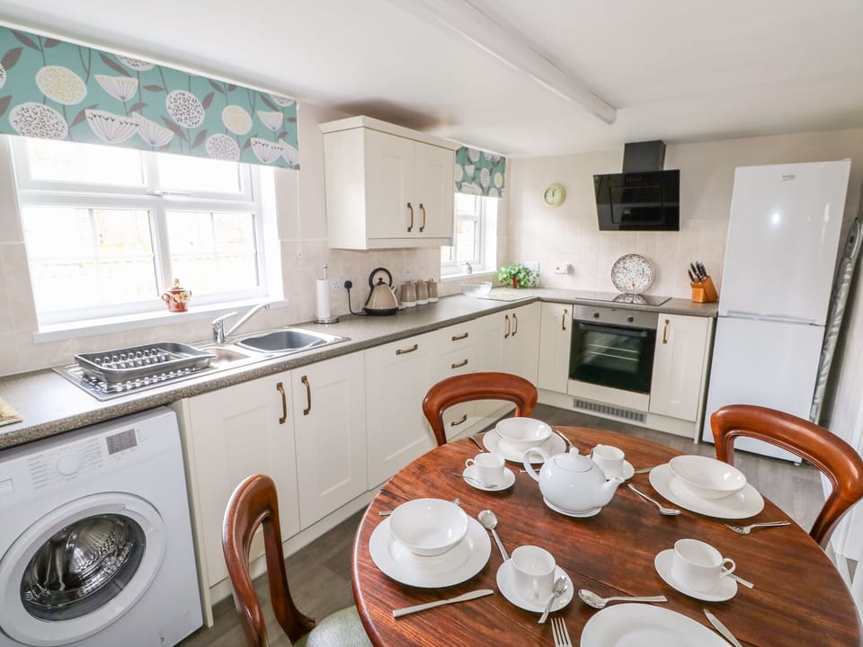 Cottage | Private kitchen | Fridge, dishwasher, electric kettle, toaster