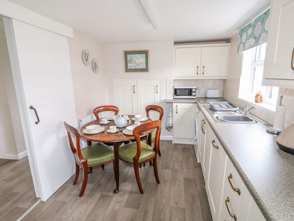 Cottage | Private kitchen | Fridge, dishwasher, electric kettle, toaster