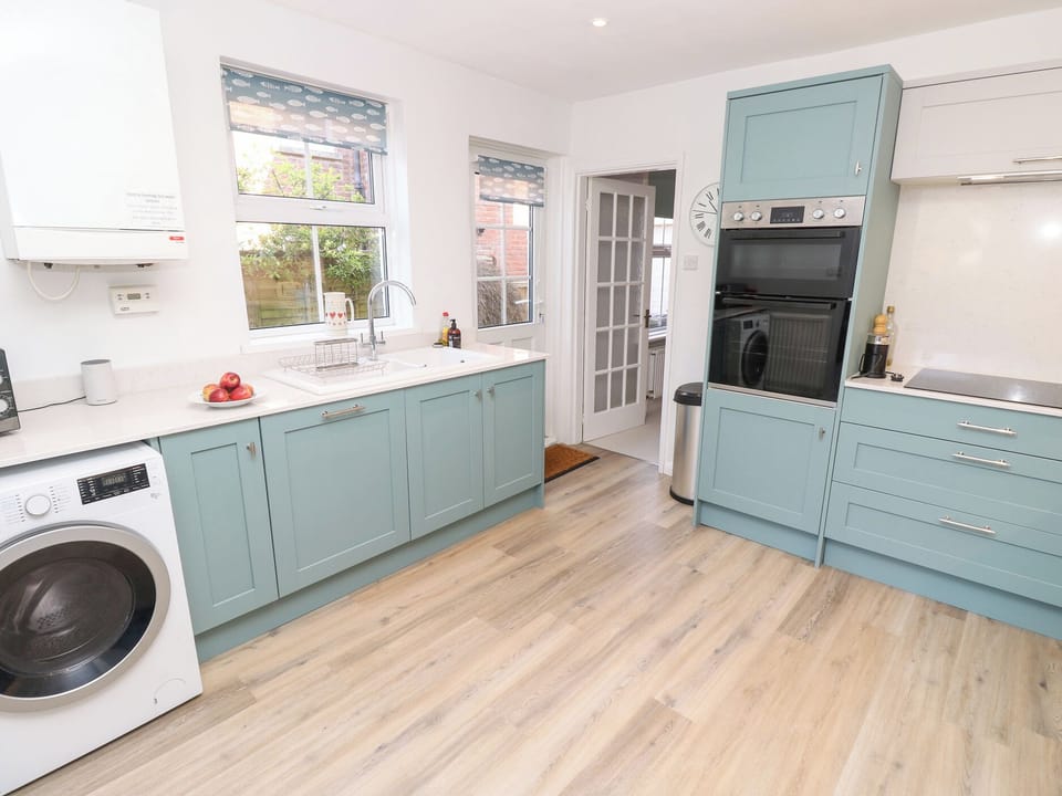 Cottage | Private kitchen | Microwave, stovetop, dishwasher, highchair