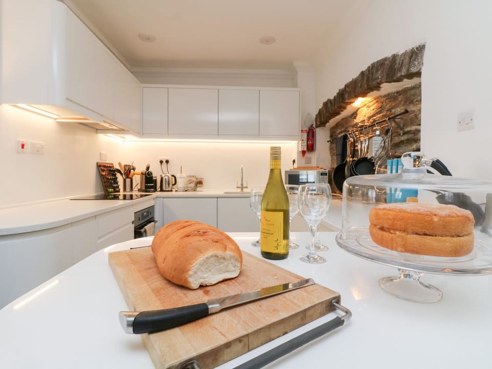 Cottage | Private kitchen | Fridge, microwave, stovetop, dishwasher