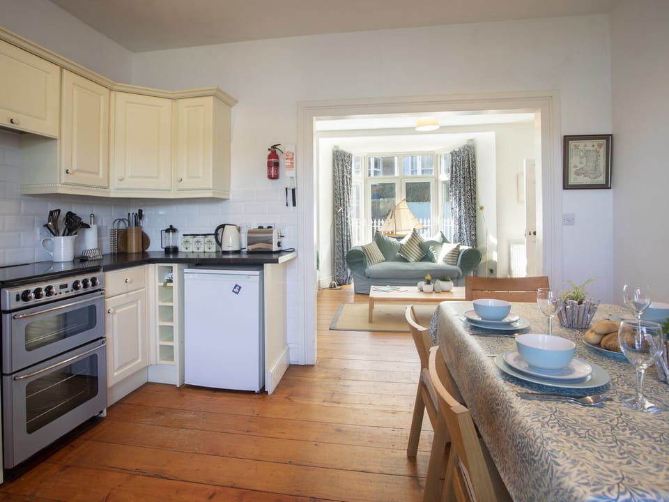Cottage | Private kitchen | Microwave, stovetop, dishwasher, highchair
