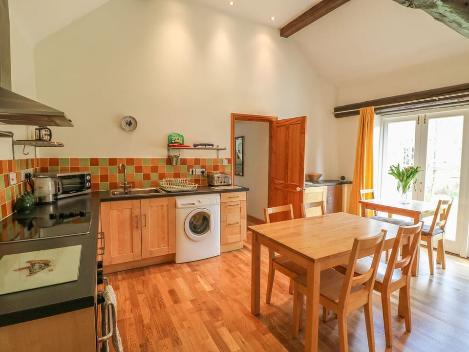 Cottage | Private kitchen | Fridge, microwave, stovetop, electric kettle