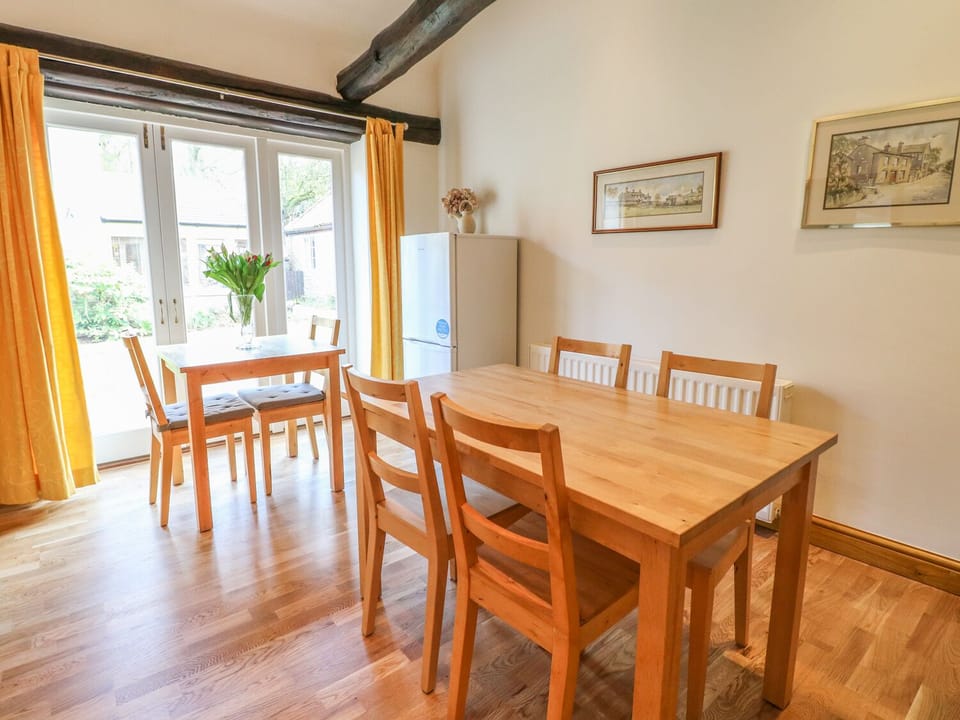 Cottage | Private kitchen | Fridge, microwave, stovetop, electric kettle