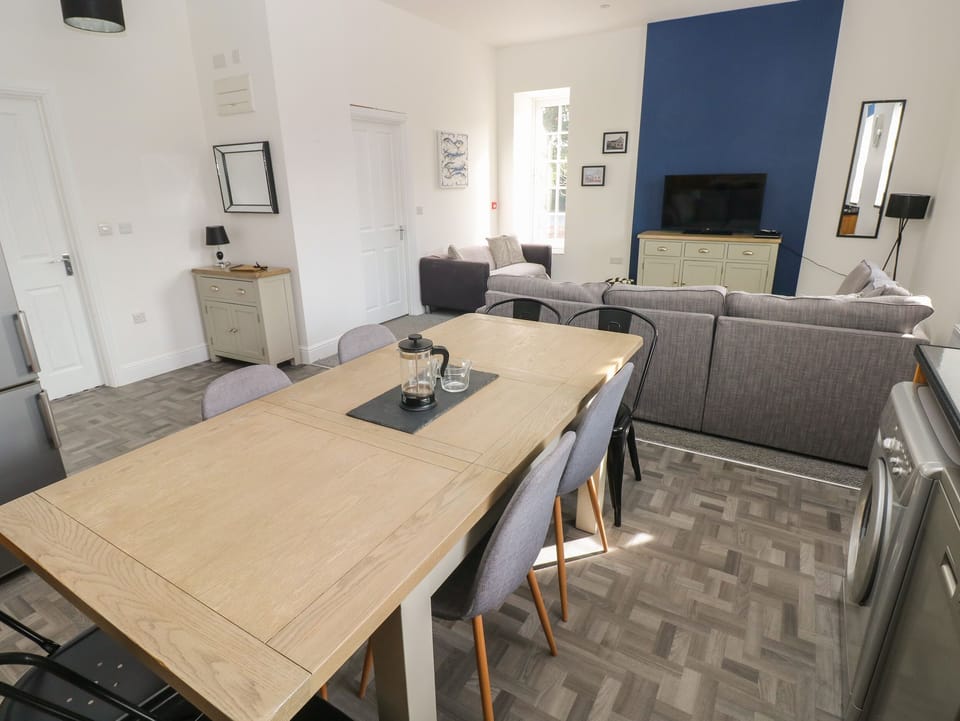 Cottage | Dining