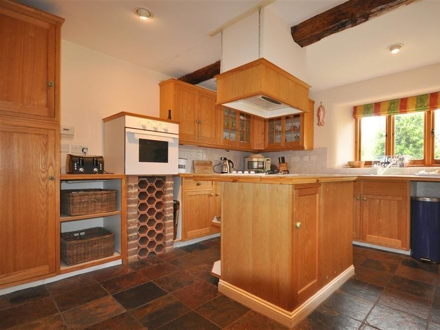 Cottage | Private kitchen | Stovetop, dishwasher, cookware/dishes/utensils