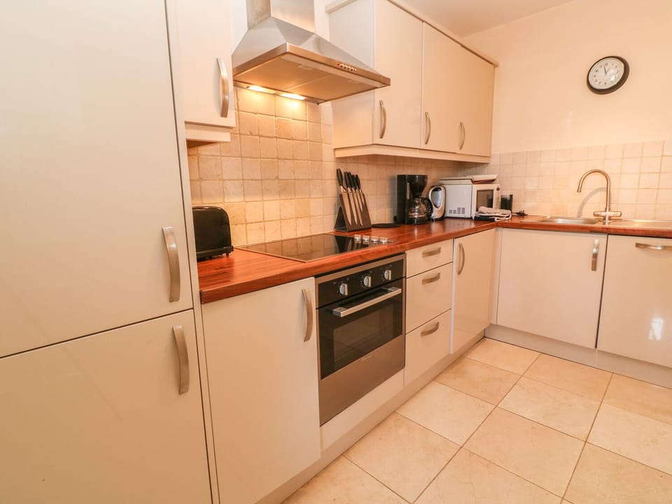 Cottage | Private kitchen | Dishwasher, cookware/dishes/utensils