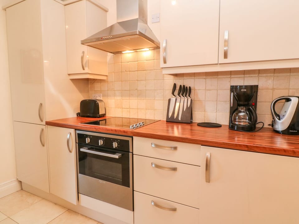 Cottage | Private kitchen | Dishwasher, cookware/dishes/utensils