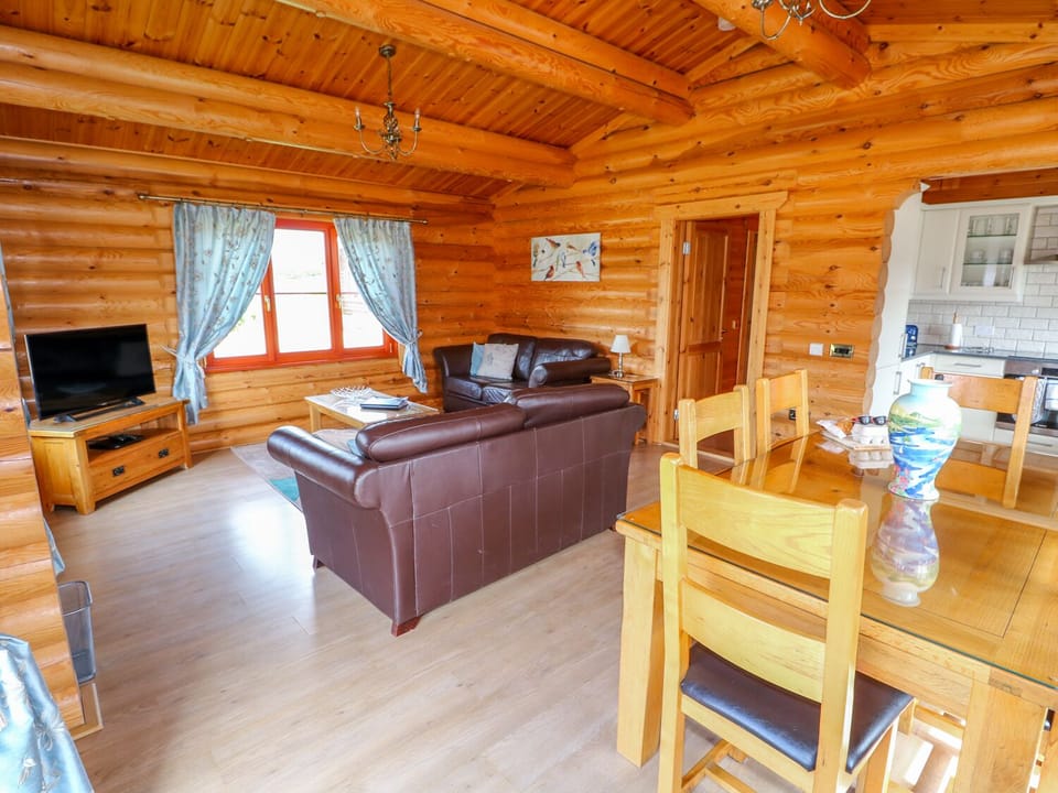 Cottage | Private kitchen | Fridge, microwave, stovetop, dishwasher