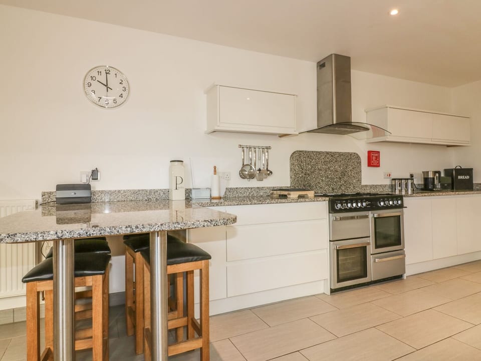 Cottage | Private kitchen | Dishwasher, cookware/dishes/utensils