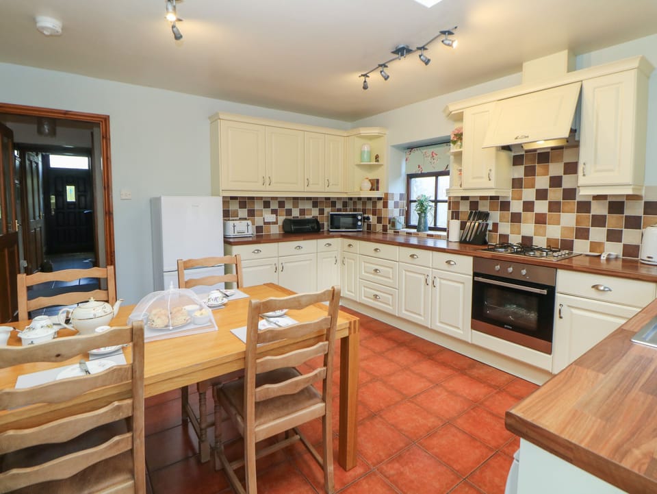 Cottage | Private kitchen | Fridge, microwave, dishwasher, highchair