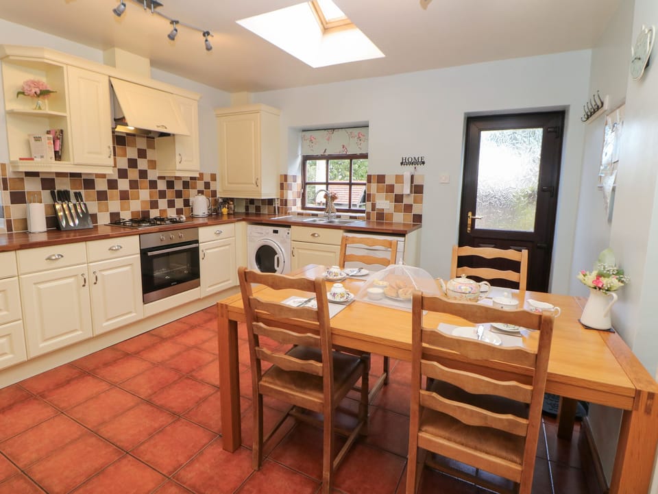 Cottage | Private kitchen | Fridge, microwave, dishwasher, highchair