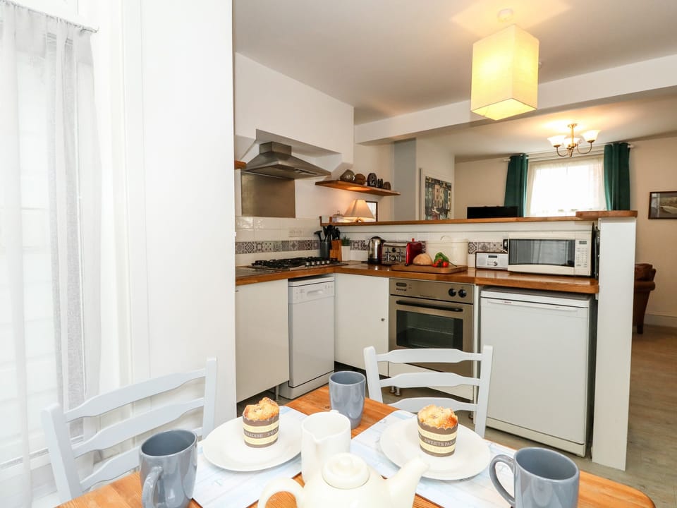 Cottage | Private kitchen | Microwave, dishwasher, cookware/dishes/utensils